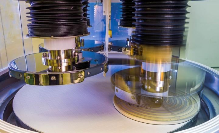 CMP machine polishing semiconductor wafers with high precision